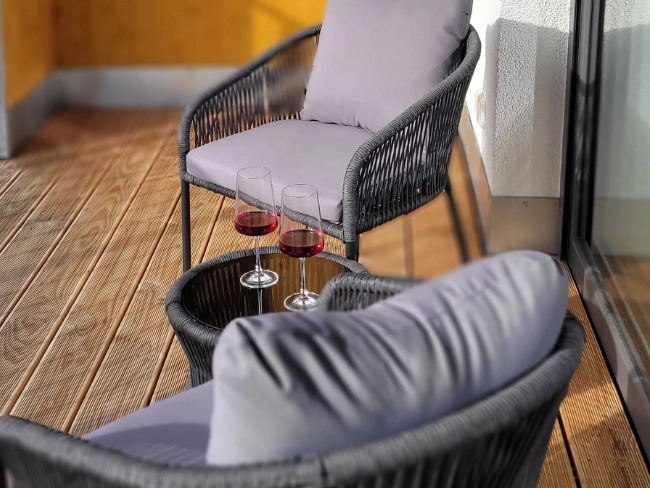Detailaufnahme Outdoor Stühle mit Wein