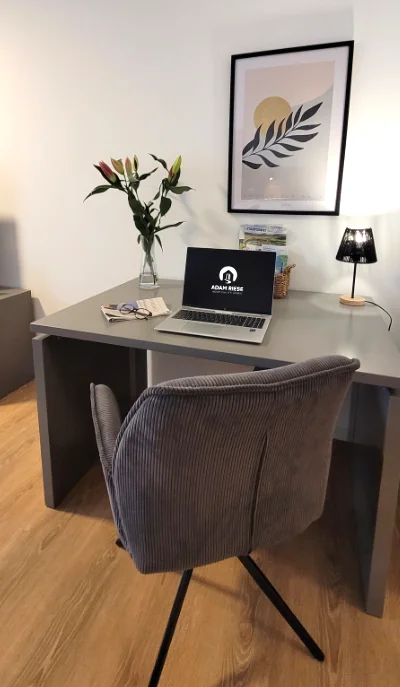 Arbeitsplatz mit Schreibtisch und Drehstuhl
