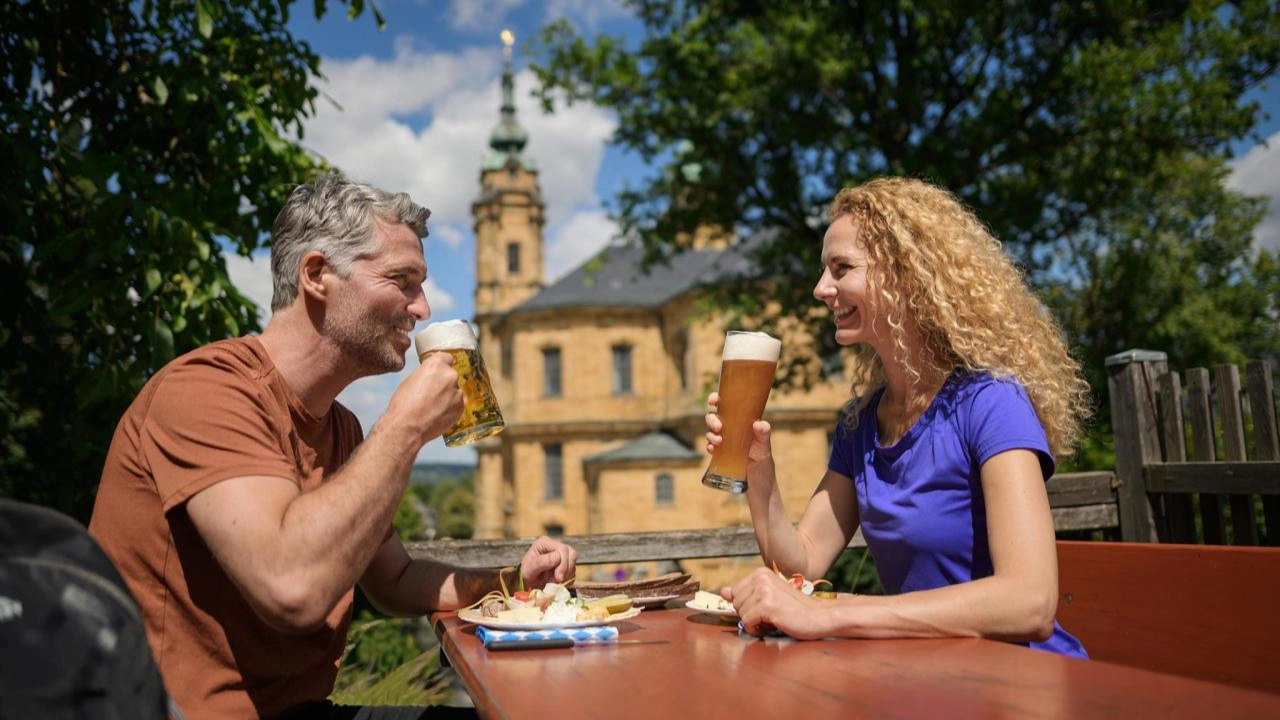 Brotzeit im Biergarten der Brauerei Trunk