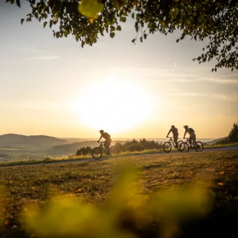 Radfahrer auf Radweg in Oberfranken ©ObermainJura Philipp Herfort Photgraphy